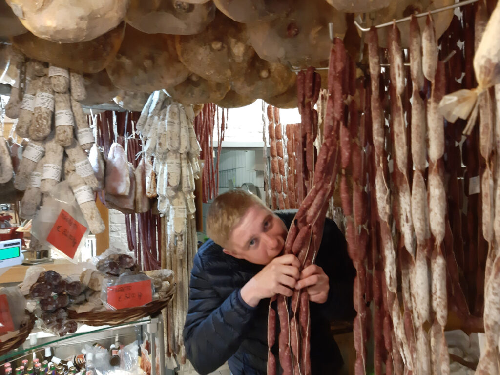 Degustacija-kolbasnykh-izdelij-i-syrov-castelli-romani Дегустация колбасных изделий и сыров